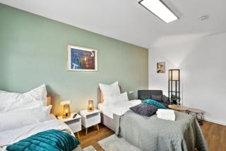 Harmonie Homes - Built in 2025 - Hotel-Quality Beds & Linen - Full Kitchen - Fiber WiFi - 4K Smart TV - 2 Balconies - Elevator - Free Private Parking - Near Augsburg - 20 Min via Autobahn to Munich-West - 6