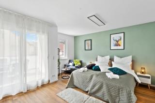 Harmonie Homes - Built in 2025 - Hotel-Quality Beds & Linen - Full Kitchen - Fiber WiFi - 4K Smart TV - 2 Balconies - Elevator - Free Private Parking - Near Augsburg - 20 Min via Autobahn to Munich-West - 1