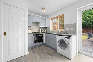 Cozy 3 BR in Wigan - Parking, Kitchen - Hindley - 8