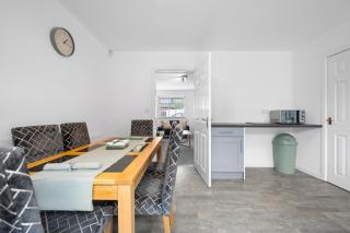 Cozy 3 BR in Wigan - Parking, Kitchen - Hindley - 7