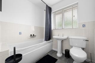 Cozy 3 BR in Wigan - Parking, Kitchen - Hindley - 6