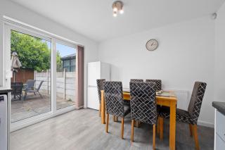 Cozy 3 BR in Wigan - Parking, Kitchen - Hindley - 5