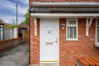 Cozy 3 BR in Wigan - Parking, Kitchen - Hindley - 1