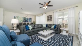 ChampionsGate Resort Vacation Pool Home - Houston - 5