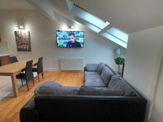 Sleeps 7 - Spacious Apartment - Belfast - 6