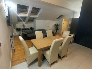 Sleeps 7 - Spacious Apartment - Belfast - 3