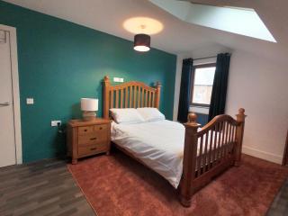 Sleeps 7 - Spacious Apartment - Belfast - 1