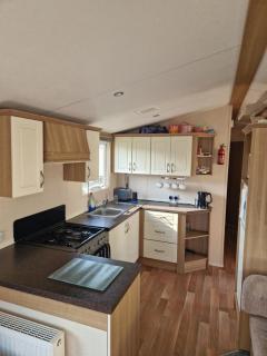 Spacious 6 Bed Caravan with Decking - Hayling Island - 8