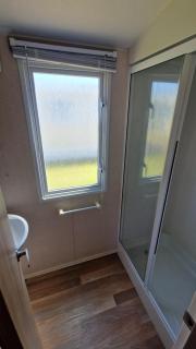 Spacious 6 Bed Caravan with Decking - Hayling Island - 4