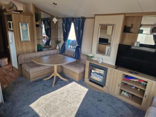 Spacious 6 Bed Caravan with Decking - Hayling Island - 7