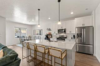 Popular Poolside Retreat townhouse - 7