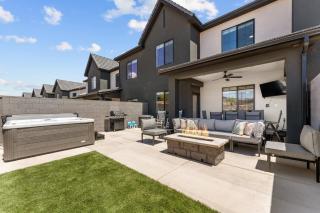 Popular Poolside Retreat townhouse - 3