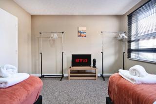 RELAXED CENTRAL HOUSE LOCATED IN WEST READING CLOSE TO TOWN CENTRE with FREE DRIVE WAY PARKING, WI FI & NETFLIX BY AI ESTATE GROUP - Reading - 2