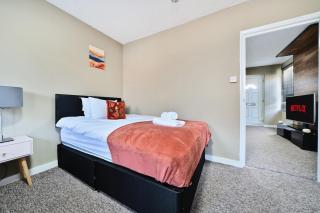 RELAXED CENTRAL HOUSE LOCATED IN WEST READING CLOSE TO TOWN CENTRE with FREE DRIVE WAY PARKING, WI FI & NETFLIX BY AI ESTATE GROUP - Reading - 1