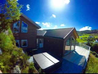 Stunning 4 bedroom home with wi-fi and jacuzzi - Sveio - 9