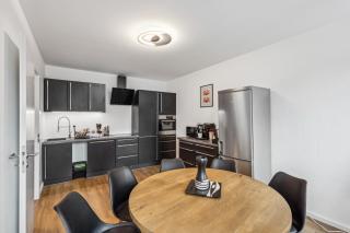 Harmonie Homes - Built in 2025 - Hotel-Quality Beds & Linen - Full Kitchen - Fiber WiFi - 4K Smart TV - 2 Balconies - Elevator - Free Private Parking - Near Augsburg - 20 Min via Autobahn to Munich-West - Dasing - 4