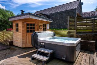 Mint Lodge 1BR with Hot Tub and Sauna near Black Mountain - Garnant - 7