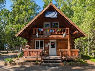 Sven's Basecamp Hostel - Fairbanks - 0