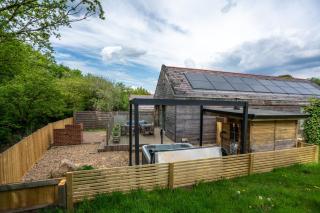 Thyme Lodge 2BR with Hot Tub and Sauna near Black Mountain - Garnant - 0
