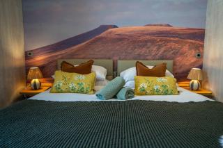 Thyme Lodge 2BR with Hot Tub and Sauna near Black Mountain - Garnant - 1