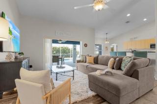 Sunny 4BR with Screened in Pool and Lanai - 9