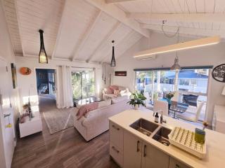 Sunny Boutique House with Pool Mount Maunganui - 6