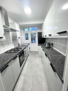 Spacious 3BR home in London with Private Parking & Garden - Merton - 9