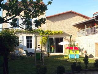 Maison de caractère avec jardin, terrasse et équipements famille - Proche plan d'eau et forêt - FR-1-653-47 - Villefagnan - 0