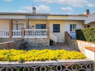 Holiday Home in Catalonia near Beach, cleaning included - Sant Pere Pescador - 5