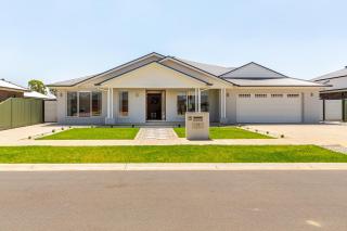 Large Family Getaway with Centralised Heating - - 0