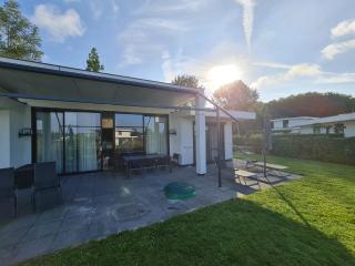 Prime villa with terrace and jetty, cleaning included - Zeewolde - 3