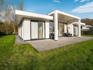Prime villa with terrace and jetty, cleaning included - Zeewolde - 9