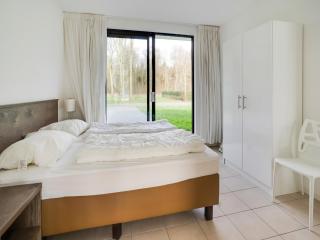 Prime villa with terrace and jetty, cleaning included - Zeewolde - 2