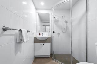 Spacious and Central Apt with HUGE Courtyard and Parking - Brisbane - 3