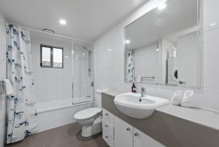 Spacious and Central Apt with HUGE Courtyard and Parking - Brisbane - 4