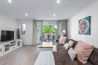 Spacious and Central Apt with HUGE Courtyard and Parking - 0