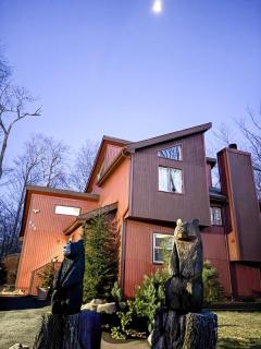 Bool Bear Lodge a pet friendly Pocono Vacation Home with Fireplace, BBQ and more - 8