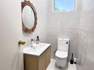 KozyGuru Forestville Charming 3BR House - Forestville - 3
