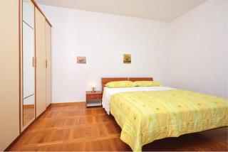 Spacious apartment with swimming pool - 1