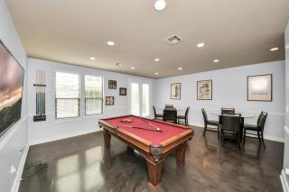 Downtown 3 Story Zen Home W Pool Table for Family - Houston - 2