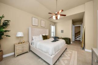 Downtown 3 Story Zen Home W Pool Table for Family - Houston - 5