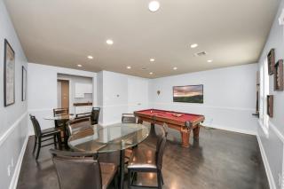 Downtown 3 Story Zen Home W Pool Table for Family - Houston - 1