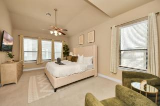 Downtown 3 Story Zen Home W Pool Table for Family - Houston - 4