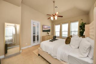 Downtown 3 Story Zen Home W Pool Table for Family - Houston - 6