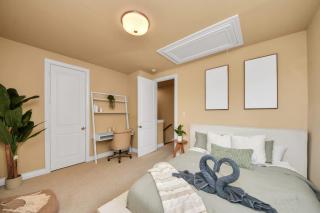 Downtown 3 Story Zen Home W Pool Table for Family - Houston - 0