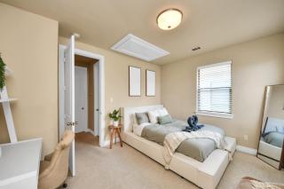 Downtown 3 Story Zen Home W Pool Table for Family - Houston - 9