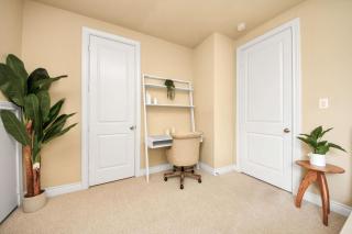 Downtown 3 Story Zen Home W Pool Table for Family - Houston - 7