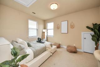 Downtown 3 Story Zen Home W Pool Table for Family - Houston - 8