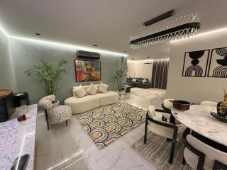 Nefertiti's Modern Majesty - Il Cairo - 1