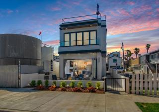 Luxury Beachside Villa Steps to Sand and Beach - Huntington Beach - 0